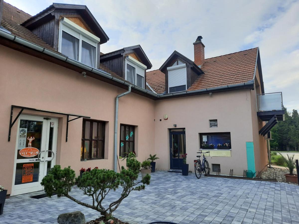 Fitt Apartman Lenti Luaran gambar