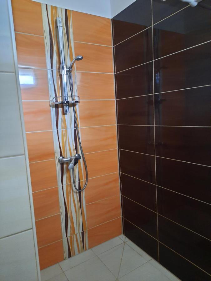 Fitt Apartman Lenti Luaran gambar
